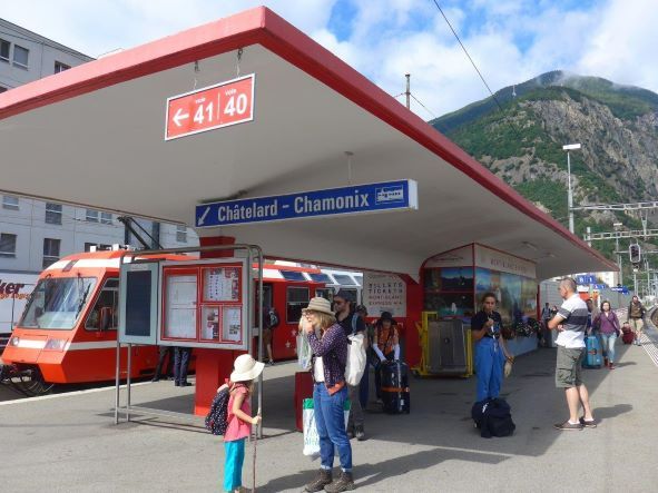 Martigny: Umsteigen von der SBB zum Mont-Blanc-Express, bald barrierefrei mit grosszügigem Perron.