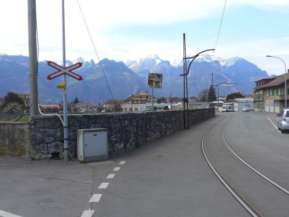 Noch heute rumpelt ‘le p’tit train’ nach Les Diablerets wie seit mehr als hundert Jahre über die Strassen in Aigle.  