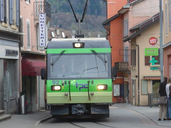 Noch rumpelt in Bex die Bahn nach Villars wie ein Tram durch die engen Gassen. Der umgebaute Perron in Bex CFF/TPC und die Strassenkorrektur bei Barboleuse ändern an diesem Malaise aber nichts. 