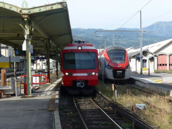 In St-Gervais-les-Bains-Le Fayet schliesst der Mont-Blanc-Express perrongleich an den Léman-Express aus Annemasse – Genf an.