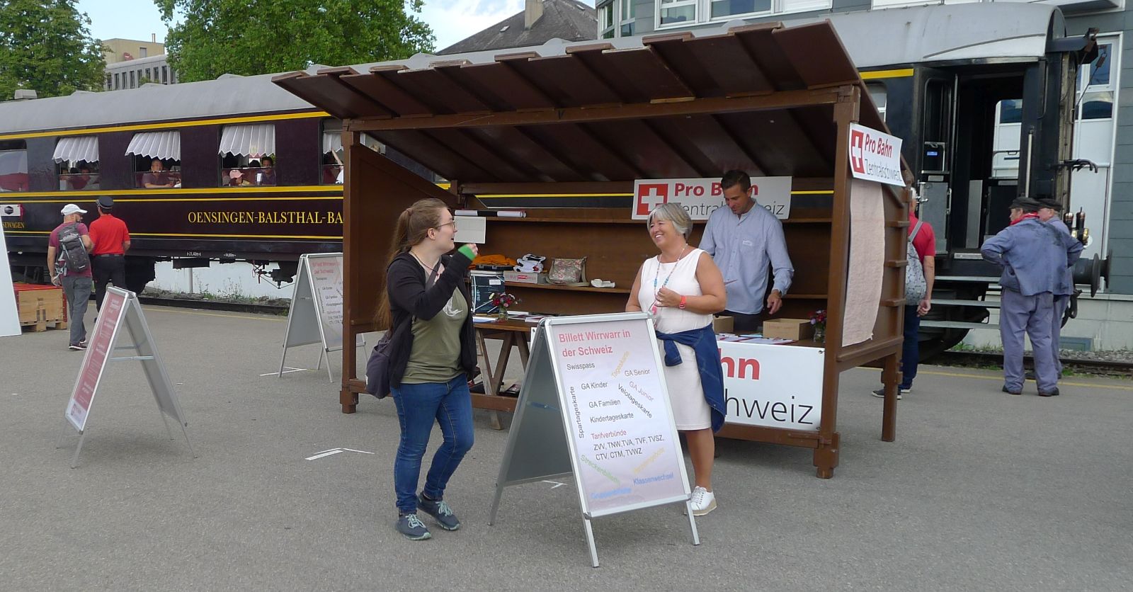 Gute Stimmung am ZugFäscht, auch bei Stadträtin und Pro Bahn Aktive Vroni Straub (rechts). Gute Stimmung am ZugFäscht, auch bei Stadträtin und Pro Bahn Aktive Vroni Straub (rechts).