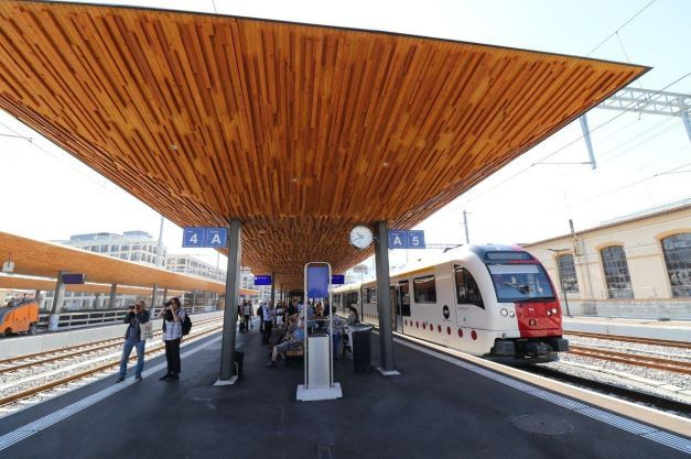 Der neue Bahnhof Bulle besticht durch die Architektur der Perrondächer. Meterspurzug Montbovon – Bulle – Palézieux, im Hintergrund links Normalspurzug Bern – Bulle (-Broc Fabrique). Foto Roland Arnet