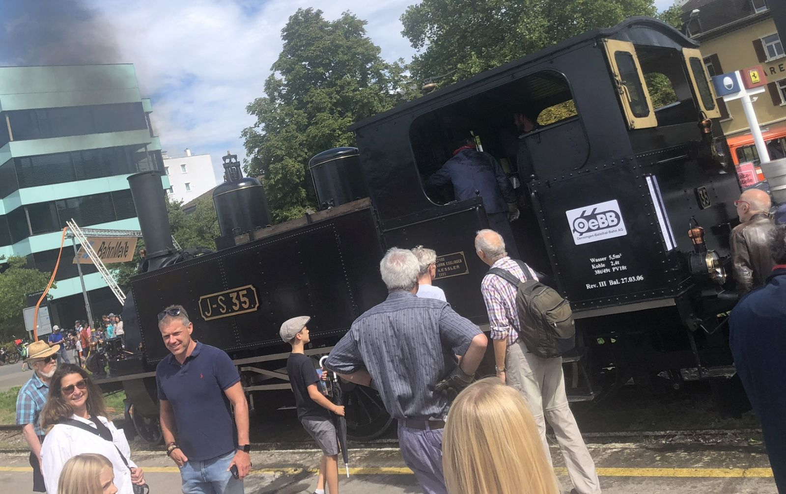 Grosser Publikumsmagnet war die Oensingen-Balsthal-Bahn mit ihrer wunderbaren Dampflok. Die Ferrari-Garage ennet dem Gleis hatte kaum Publikum… Grosser Publikumsmagnet war die Oensingen-Balsthal-Bahn mit ihrer wunderbaren Dampflok. Die Ferrari-Garage ennet dem Gleis hatte kaum Publikum…