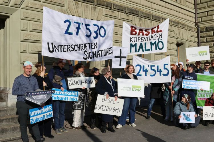 Petitionsübergabe am 2. Dezember 2025. / Quelle: umverkehR