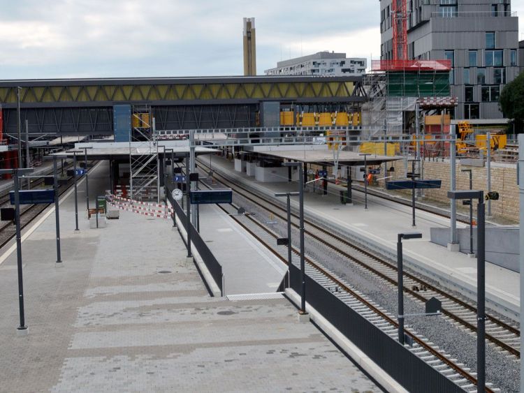 Basel SBB: in der Mitte die neuen Perrons an den Gleisen 18 und 19, rechts das neue Kopfgleis 20, im Hintergrund die neue Passerelle.