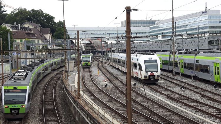 Bild 3: Bahnhof Bern Westeinfahrt, Blickrichtung grosse Schanze. Darunter würden vier weitere Gleise undPerronkanten entstehen. Bild: K.P. Woker, 8/2021