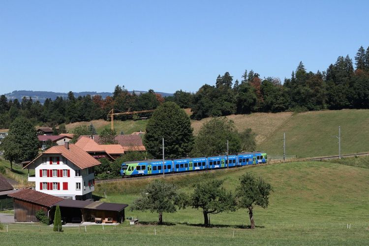 Regionalzug Thun – Konolfingen, drei Mal täglich mit direktem Anschluss nach Luzern. Oder stündlich ab 2023? Es bleibt zu hoffen. © Bahnbilder.de Regionalzug Thun – Konolfingen, drei Mal täglich mit direktem Anschluss nach Luzern. Oder stündlich ab 2023? Es bleibt zu hoffen. © Bahnbilder.de